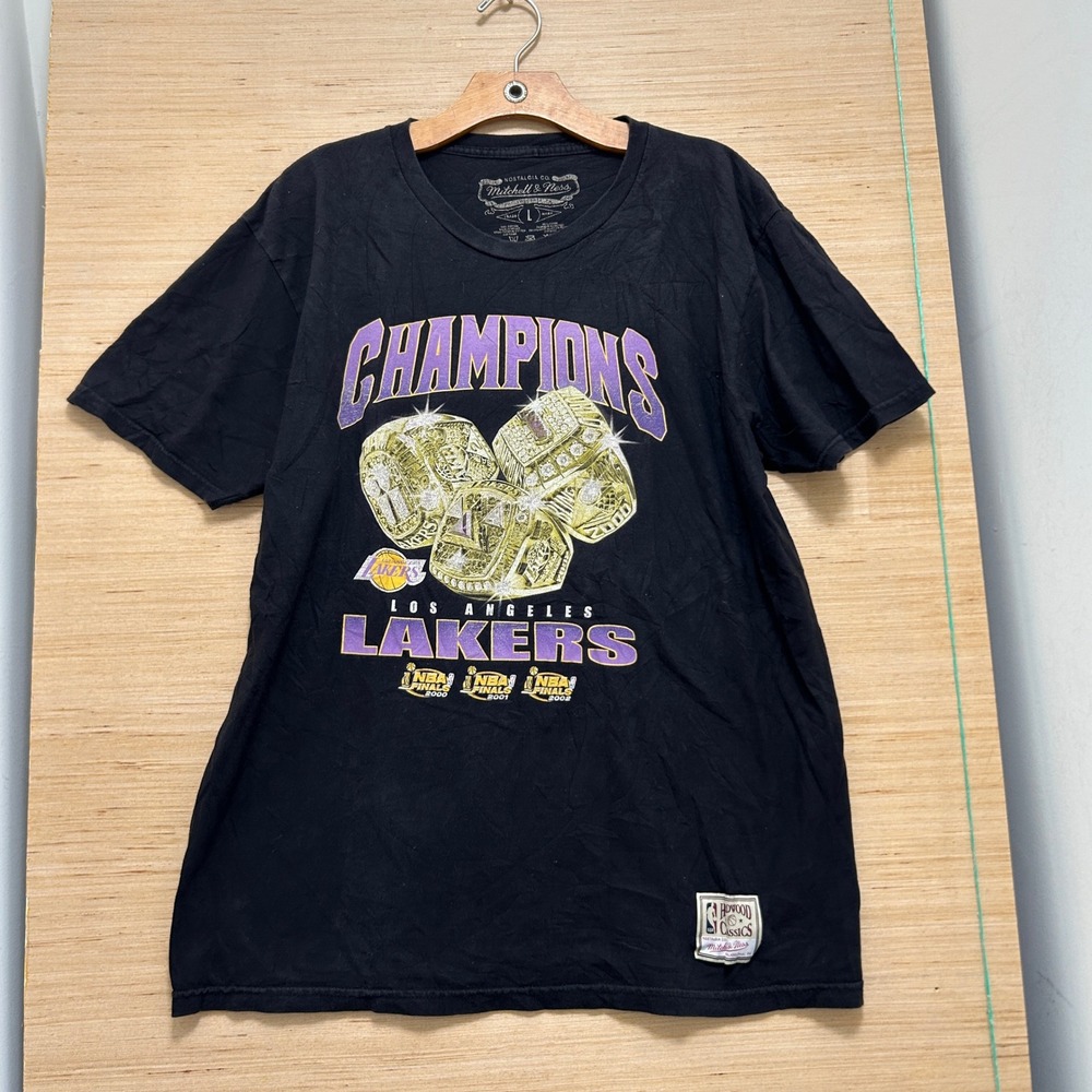 Mitchell & Ness Los Angeles Lakers 3-Peat Champions Graphic T-Shirt Black Large